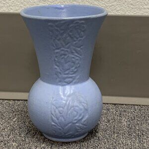 VASE - VINTAGE 6.75" ceramic unmarked urn vase, MCM blue floral runner embossed